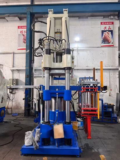 各種ゴム、シリコーンゴム製品を生産する300トン縦型先入れ先出しゴム射出成形機。